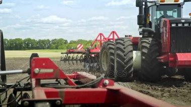 Tarım traktörü arazi çiftçilik için tarıma elverişli alan üzerinde sürüş. Tarım sanayi