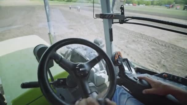 Tractor conduciendo dentro de la vista. Cabina del tractor. Manos del volante — Vídeos de Stock