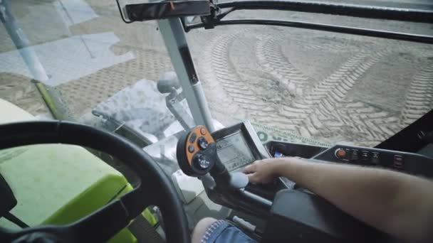 Vista del conducente nella cabina del trattore. Veicolo agricolo rurale. Pannello guida trattore — Video Stock