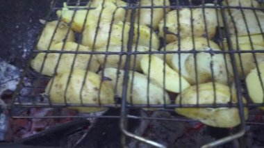 Doğa pikniğinde yaz üzerinde taze patates üzerinde Barbekü yemek ızgara