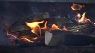 Alev şenlik ateşi içinde mangal barbekü yemek pişirmeden önce odun yanan