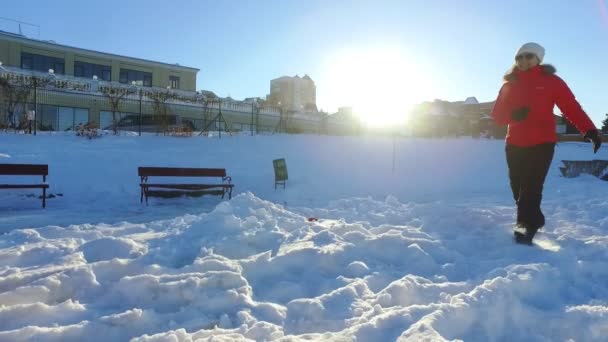 Vacaciones familiares de invierno. Nieve familiar jugando al sol. Feliz invierno. — Vídeos de Stock