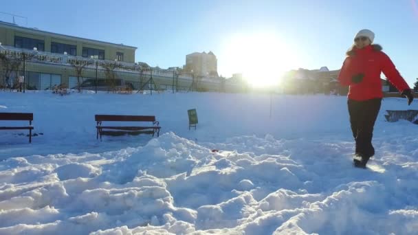 Familienurlaub im Winter. Familie Schnee spielen bei sonnigem Wetter. Frohe Winterzeit — Stockvideo