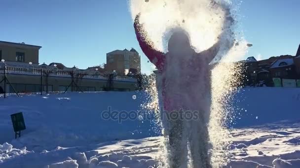 Menina jogando neve no ar. Miúdo despreocupado desfrutar de férias de inverno — Vídeo de Stock