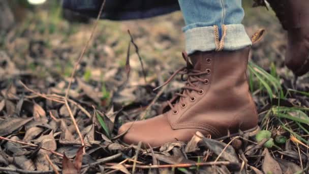 Wanderbeine in braunen Schuhen Seitenansicht. Wanderschuhe in braunen Lederstiefeln — Stockvideo