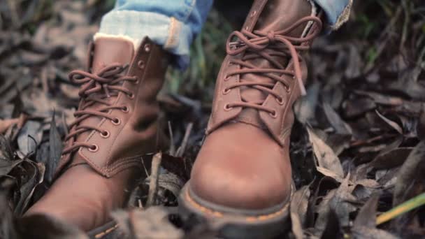 Ноги в коричневых туфлях с видом на шнурки — стоковое видео