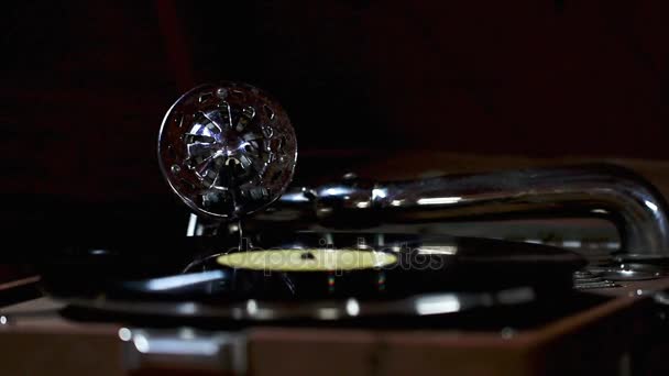 Gramófono retro con plato giratorio y disco de vinilo retorcido — Vídeo de stock