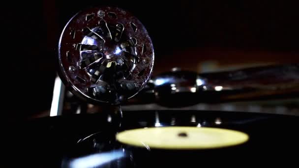 Gramófono vintage con plato giratorio y disco de vinilo torcido — Vídeo de stock