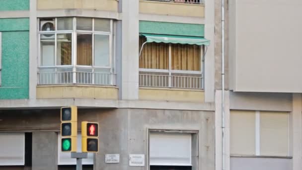 Construyendo ciudad y construyendo balcón. Estilo de vida. Edificio de gran altura fachada — Vídeos de Stock