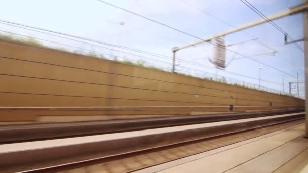 Vista do trem em movimento da janela ao longo da plataforma ferroviária. Viagem de país no trem — Vídeo de Stock