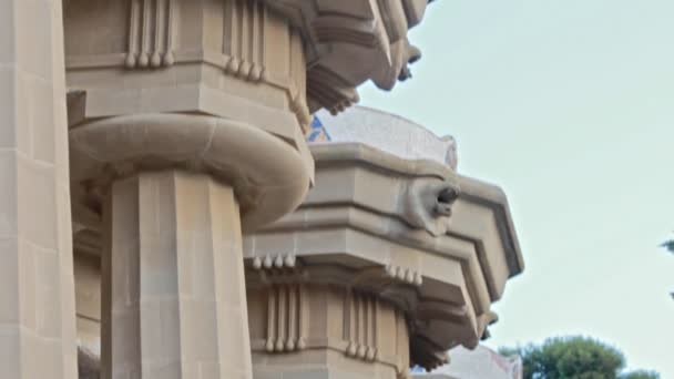 Edificio de columnas y fachada monumento histórico en el Parque Güell Barcelona — Vídeos de Stock