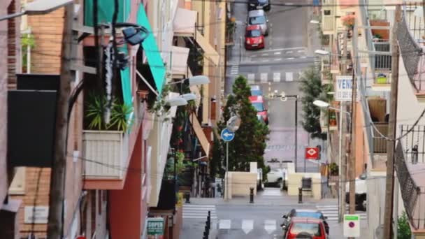 Gebouw huis en gebouw balkon. Auto verplaatsen op stad straat. Stedelijke levensstijl — Stockvideo