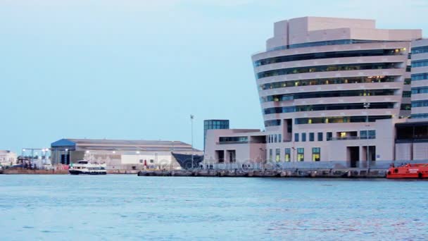 Budování Světové obchodní centrum ve městě Barcelona. Rybářská loď v námořního přístavu — Stock video