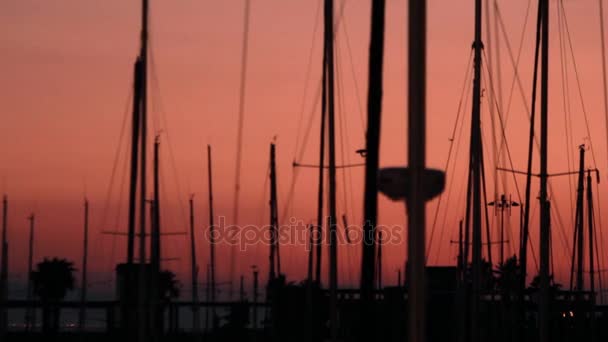 Jacht Silhouette auf dem Hintergrund Abend Sonnenuntergang auf See. Yachthafen und Bootsmast — Stockvideo