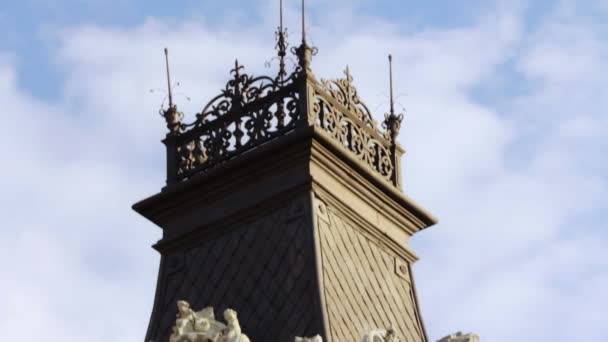 Edificio histórico con torre alta y estatuas. Edificio fachada de piedra — Vídeos de Stock