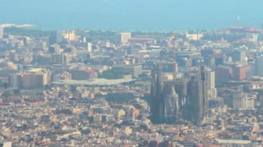 Panoramik Sagrada Familia için Barselona modern binalar şehir arasında
