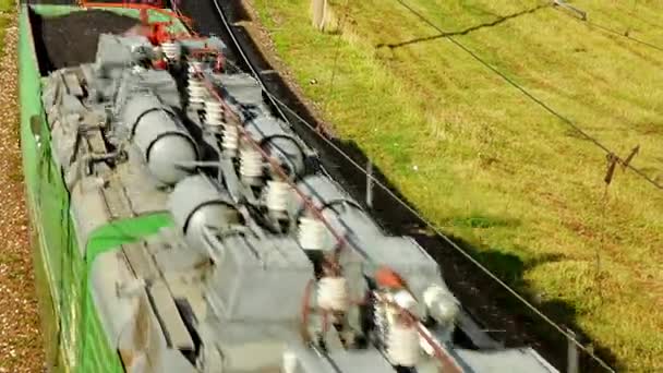 Промышленный поезд, перевозящий нефтепродукты по железной дороге. Кошение грузовых поездов — стоковое видео