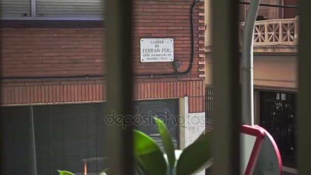 Casa de ladrillo rojo en la calle Cataluña. Movimiento lento de la vieja calle de Barcelona — Vídeo de stock