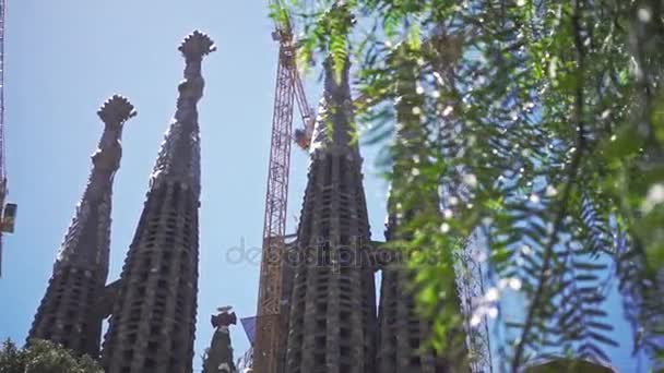 Panoramisch zicht op de kathedraal van La Sagrada Familia in Barcelona. Oud-katholieke kerk — Stockvideo