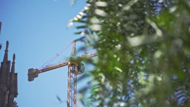 Konstruktion kran stå nära katedralen La Sagrada Familia. Katolska kyrkan — Stockvideo