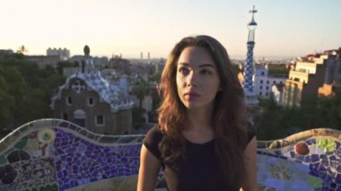 Güzel kız yüz Gaudi Park. Kadın turist Barcelona Parkı'nda seyahat