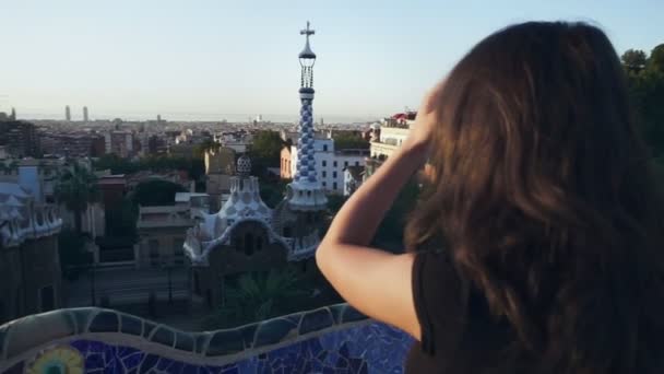 Beautiful girl adjusting her hair. Woman traveling world. City trip concept — Stock Video