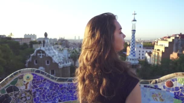 Vackra turist promenader i Park Guell. Glad tjej spiniing och leende — Stockvideo