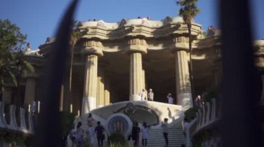 Park Guell eski sarayda. İnsanlar gezi yerleri Barselona ziyaret