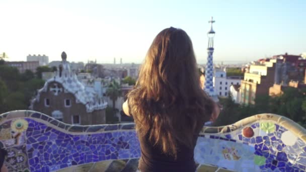 Жінка подорожі концепцію. Жіночий туристичних насолодитися прекрасною архітектурою Барселона — стокове відео