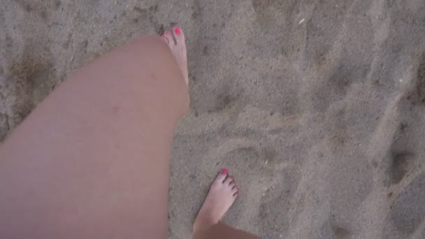 Kvinna ben promenader på ocean beach. Kvinna fötter promenader på stranden sand — Stockvideo