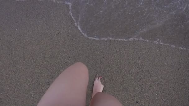 Bella donna piedi a piedi sulla sabbia della spiaggia. Plage vocazione — Video Stock