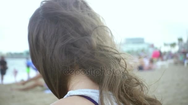 Sonriendo hermosa cara de chica en la playa del mar. Primer plano del retrato de mujer en plage — Vídeos de Stock