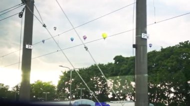 Gökyüzü günbatımı aerostats uçan ile. Sıcak hava balonları havada uçan