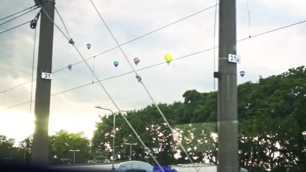 Himlen vid solnedgången med flygande aerostats. Flygande varmluftsballonger i luften — Stockvideo