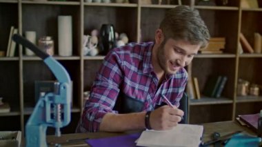 Tasarımcı düşünme yeni fikirler Studio. Atölyede çalışan mutlu işletme sahibi