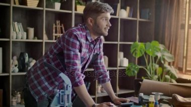 Küçük işletme sahibi ile yeni düzen memnun. Mutlu adam evde office