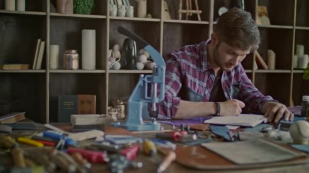 Řemeslník pracuje na návrhu nového výrobku domácí dílna — Stock video