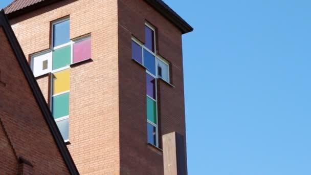 Vitrail extérieur dans le bâtiment de l'église. Eglise catholique clocher — Video