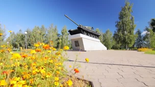 Military tank standing on pedestal. Tank monument in city park — Stock Video