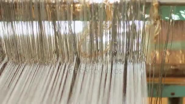 アクションの織り機のクローズ アップ。生地の生産のプロセス — ストック動画
