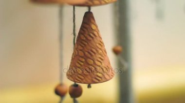 Feng shui chimes. Kil çan yavaş yavaş sallanan Rüzgar. Feng shui muska