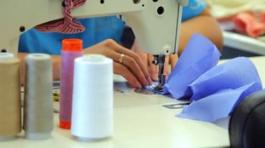 Endüstriyel dikiş makinesi üzerinde çalışan el. Tekstil Sanayi kavramı