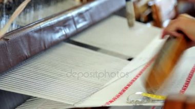 Kadının el makine dokuma üzerinde çalışıyor. Kumaş üretim süreci