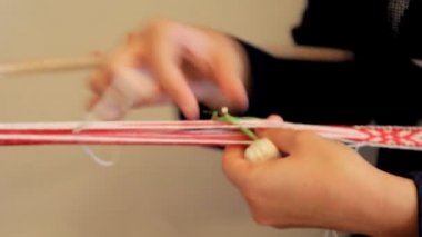 El veawing süreci. Kumaş örgü el aracıyla. Tekstil üretim
