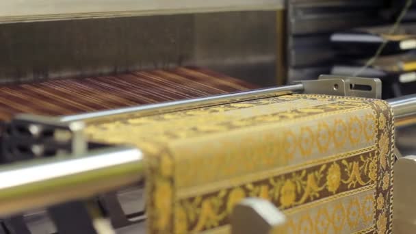 Weaving machine in action. Weaving tool producing material — Stock Video