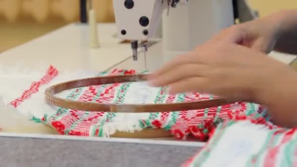 Primer plano trabajadora que trabaja con la máquina de coser. Tejedor mujer trabajando — Vídeos de Stock