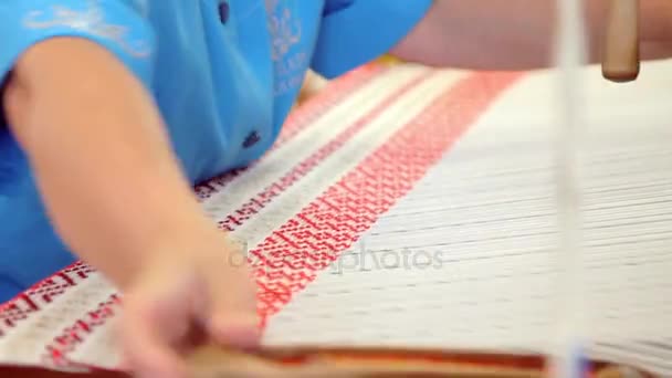 Mujer trabajando a mano con telar de tejer en fábrica textil. Industria textil — Vídeos de Stock