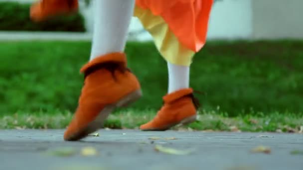 アイルランドの民族舞踊を踊る feets のクローズ アップ。屋外でフォーク ダンス — ストック動画