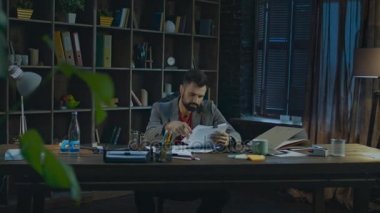 Genç işadamı sözleşme masasında okuma. İşadamı okuma sözleşme