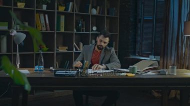 Ev ofisinde çalışan yorgun iş adamı. Evde çalışan iş adamı